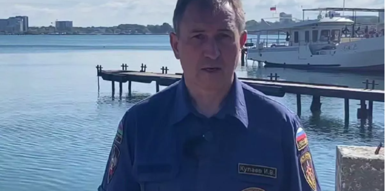 Очищать морское дно от мазута продолжают водолазы в Анапе